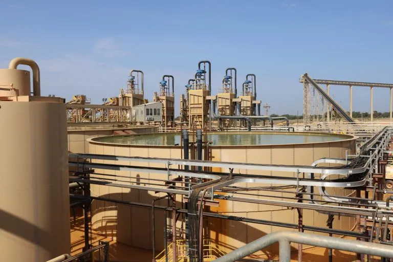 Wet frac sand plant cleaning tank