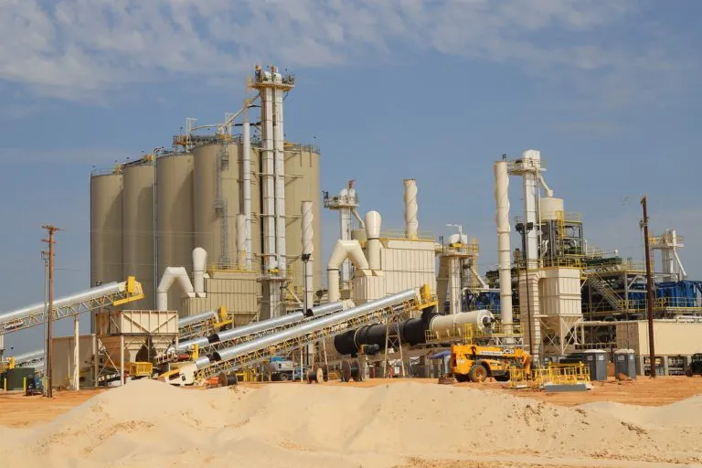 Dry frac sand plant with automated storage silos
