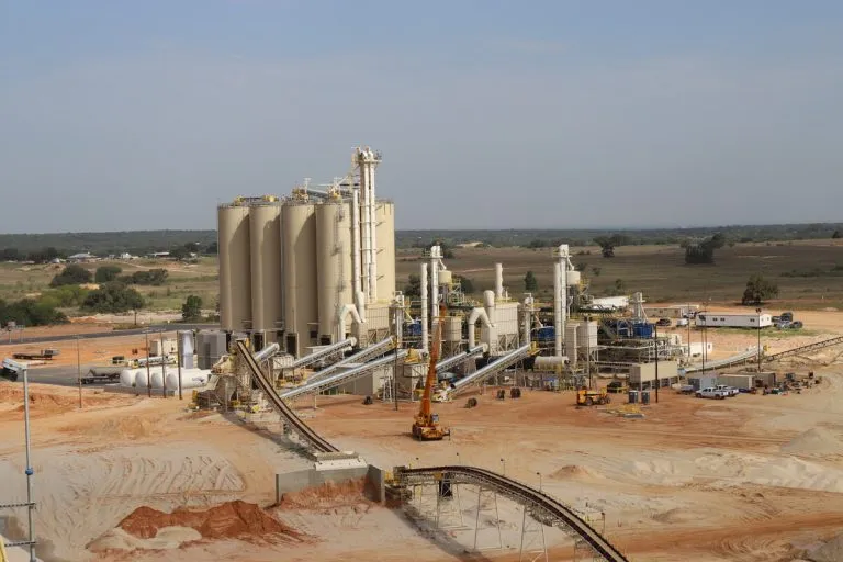 Dry frac sand plant with bulk storage silos